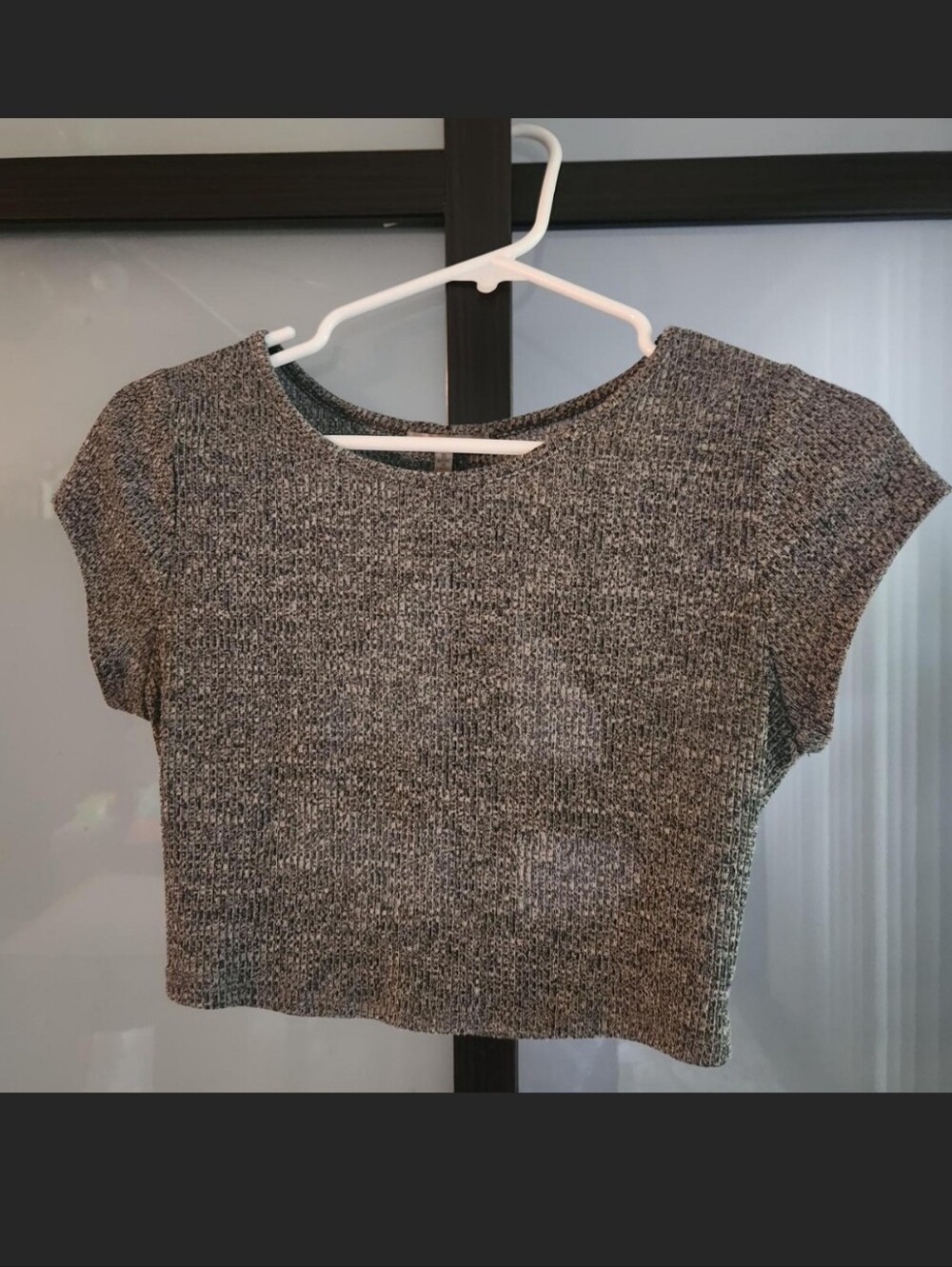 Women's Short Sleeve Knit Crop Top With Back Cut Out - Grey